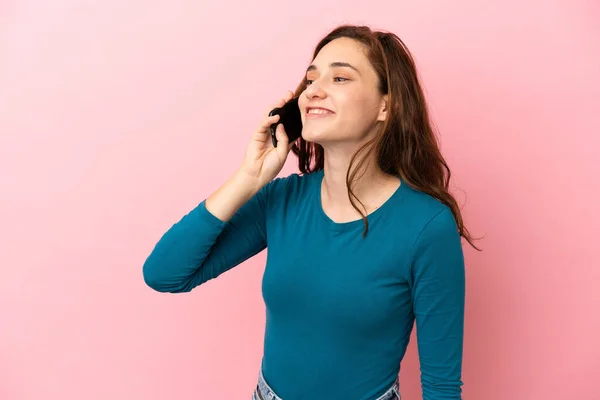 Молодая Белая Женщина Изолированная Розовом Фоне Поддерживает Разговор Мобильным Телефоном — стоковое фото