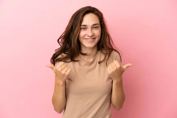 Pembe Arka Planda Soyutlanmış Genç Beyaz Bir Kadın Baş Parmakları — Stok fotoğraf