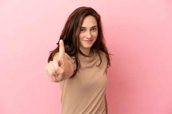 Молодая Белая Женщина Изолирована Розовом Фоне Показывая Поднимая Палец — стоковое фото