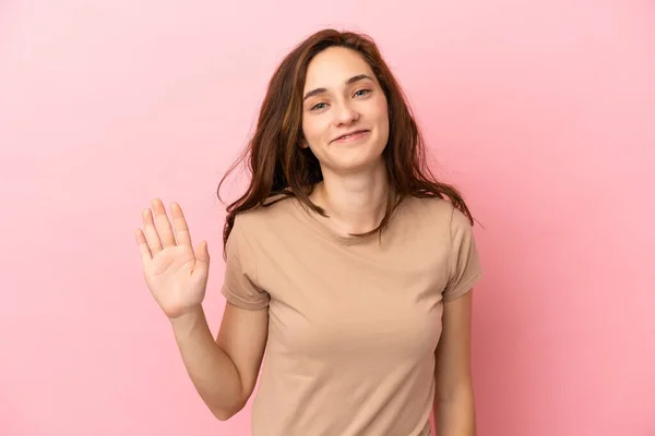 Молодая Белая Женщина Изолированная Розовом Фоне Салютующая Рукой Счастливым Выражением — стоковое фото
