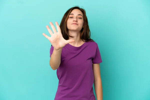 Молода Біла Жінка Ізольована Синьому Фоні Підраховуючи Ять Пальцями — стокове фото
