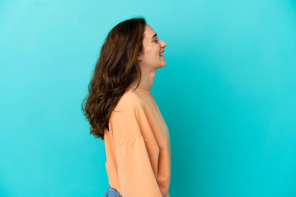 Молода Біла Жінка Ізольована Синьому Фоні Сміючись Бічному Положенні — стокове фото