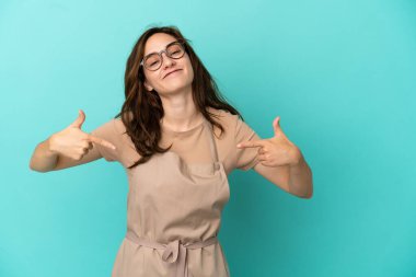 Restoran garsonu gururlu ve kendini beğenmiş.