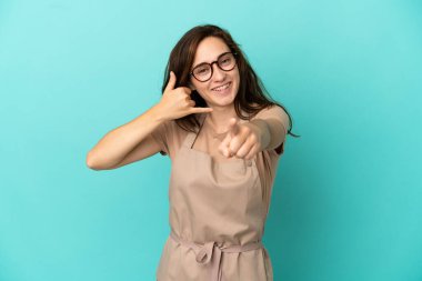 Restoran garsonu telefon hareketi yapıyor ve ön tarafı gösteriyor.