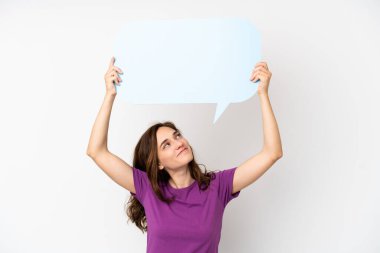 Beyaz arka planda izole edilmiş beyaz bir kadın elinde boş bir konuşma balonu ve hüzünlü bir ifadeyle