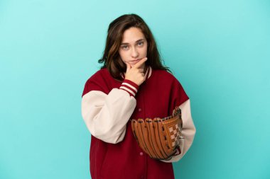 Beyzbol oynayan beyaz bir kadın mavi arka planda soyutlanmış olarak düşünüyor.