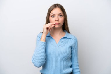 Beyaz arka planda izole edilmiş genç Litvanyalı kadın sessizlik işareti gösteriyor.