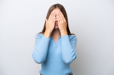 Genç Litvanyalı kadın beyaz arka planda izole edilmiş, gözleri elle kapatılmış.