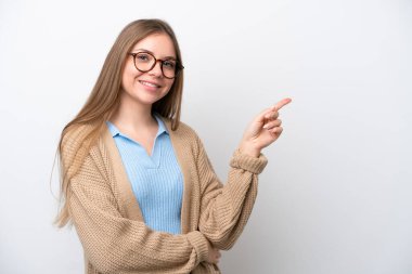 Genç Litvanyalı bir kadın beyaz arka planda izole edilmiş.