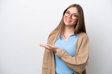 Genç Litvanyalı bir kadın beyaz arka planda izole edilmiş bir şekilde bir fikir sunuyor.