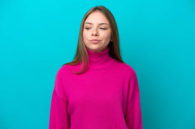 Genç Litvanyalı kadın mavi arka planda izole edilmiş.