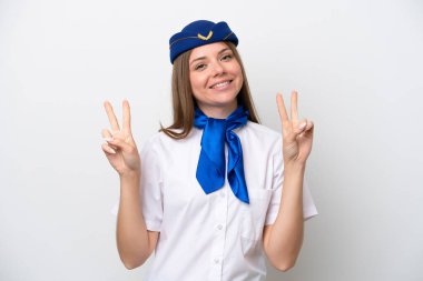 Litvanyalı uçak hostesi beyaz arka planda iki eliyle zafer işareti gösteriyor.