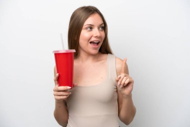 Litvanyalı genç bir kadın serinletici maddeleri beyaz arka planda tek başına tutarak çözümü anlamaya çalışırken parmağını kaldırıyor.