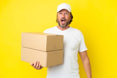 Üst düzey Hollandalı, sarı arka planda izole edilmiş, şaşırmış bir yüz ifadesi var.