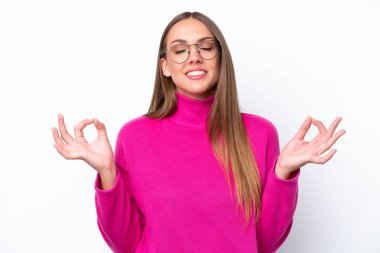 Beyaz arka planda Zen pozisyonunda beyaz tenli genç bir kadın.