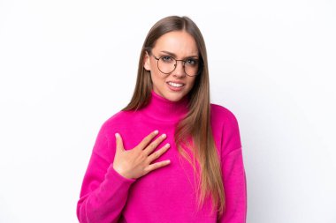 Beyaz arka planda izole edilmiş genç beyaz kadın kendini işaret ediyor.