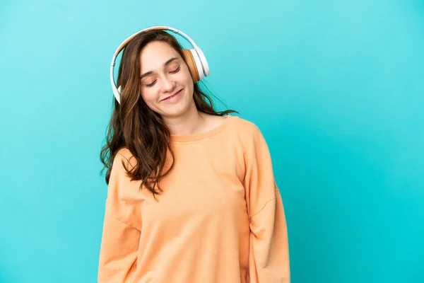 Giovane Donna Caucasica Isolata Sfondo Blu Ascoltare Musica — Foto Stock