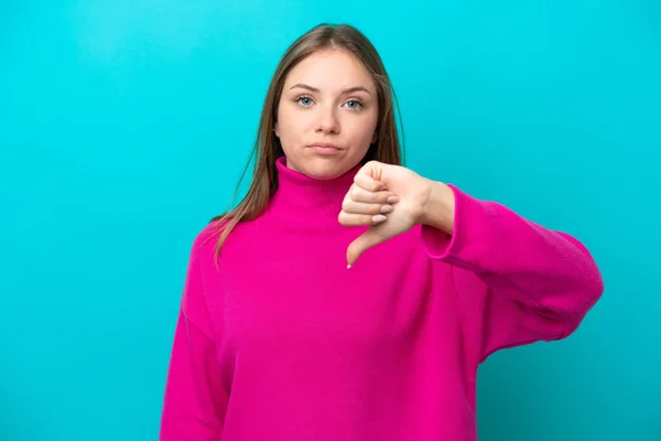 Молода Литовка Ізольована Синьому Фоні Показує Великий Палець Негативним Виразом — стокове фото
