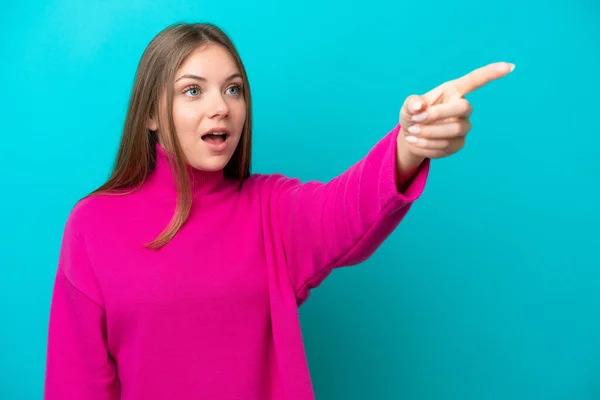 Jovem Lituana Mulher Isolada Fundo Azul Apontando Para Longe — Fotografia de Stock