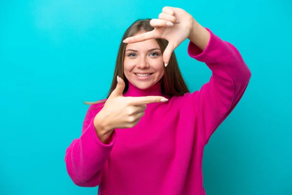 Junge Litauerin Isoliert Auf Blauem Hintergrund Mit Fokussiertem Gesicht Framing — Stockfoto