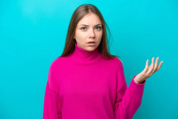 Joven Mujer Lituana Aislada Sobre Fondo Azul Haciendo Gestos Dudas — Foto de Stock