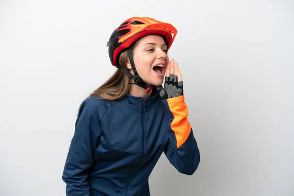 Молодая Велосипедистка Литовская Женщина Белом Фоне Кричит Широко Раскрытым Ртом — стоковое фото