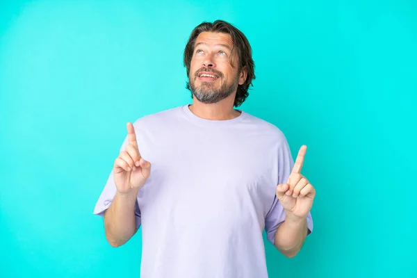 Senior Dutch Man Isolated Blue Background Surprised Pointing — Foto Stock