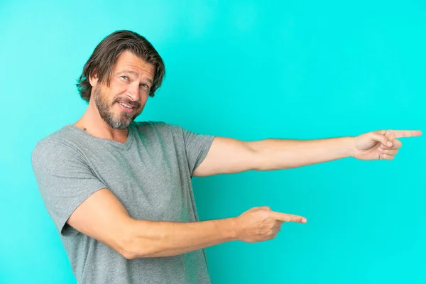 Senior Dutch Man Isolated Blue Background Pointing Finger Side Presenting — Stock Photo, Image