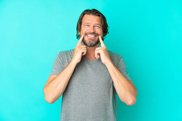 Senior Holenderski Człowiek Odizolowany Niebieskim Tle Uśmiechnięty Szczęśliwym Przyjemnym Wyrazem — Zdjęcie stockowe