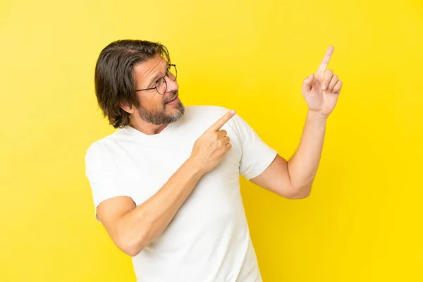 Senior Dutch Man Isolated Yellow Background Pointing Index Finger Great — Foto de Stock