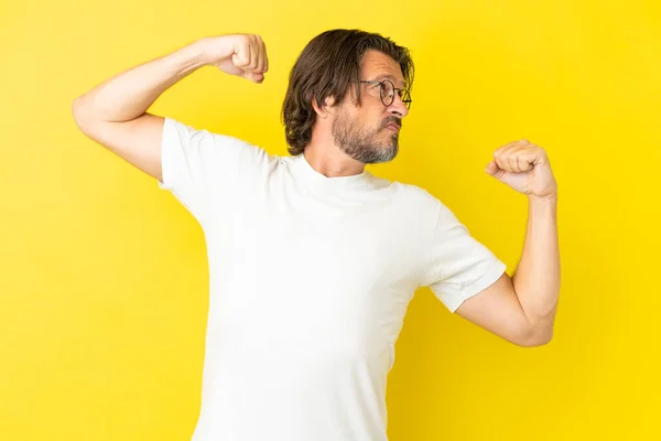 Hombre Holandés Mayor Aislado Sobre Fondo Amarillo Haciendo Gesto Fuerte — Foto de Stock