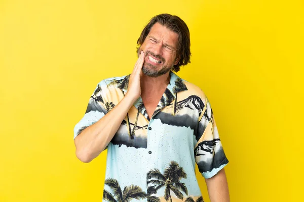 Senior Dutch Man Isolated Yellow Background Toothache — Stok fotoğraf