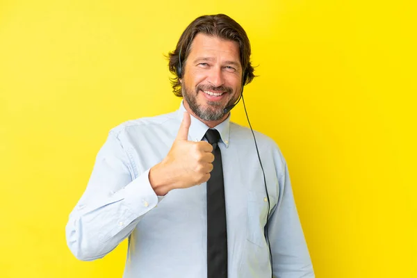 Hombre Holandés Telemarketer Trabajando Con Auricular Aislado Sobre Fondo Amarillo — Foto de Stock