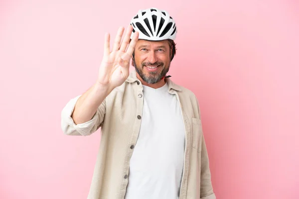 Homem Holandês Sênior Com Capacete Bicicleta Isolado Fundo Rosa Feliz — Fotografia de Stock