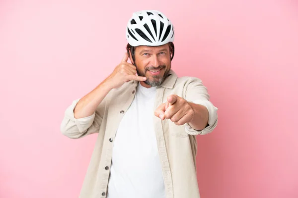 Homem Holandês Sênior Com Capacete Bicicleta Isolado Fundo Rosa Fazendo — Fotografia de Stock