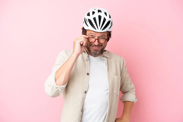 Senior Holländer Mit Fahrradhelm Isoliert Auf Rosa Hintergrund Mit Brille — Stockfoto
