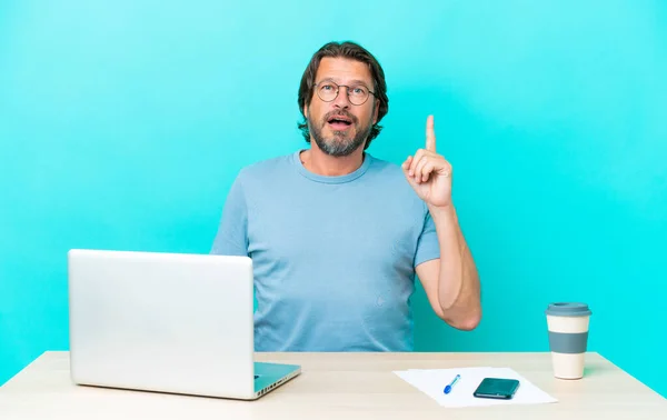 Homem Holandês Sênior Uma Mesa Com Laptop Isolado Fundo Azul — Fotografia de Stock