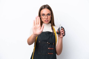 Beyaz arka planda izole edilmiş genç terzi kadın dur hareketi yapıyor.