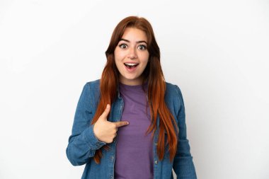 Genç kızıl saçlı kadın, beyaz arka planda izole edilmiş ve yüzünde sürpriz bir ifade var.