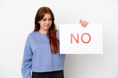 Beyaz arka planda izole edilmiş genç kızıl saçlı kadın elinde 