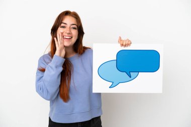 Beyaz arka planda izole edilmiş genç kızıl saçlı kadın elinde konuşma balonu ikonu olan bir pankart tutuyor ve bağırıyor.