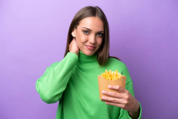 Junge Kaukasische Frau Hält Gebratene Chips Auf Violettem Hintergrund Und — Stockfoto