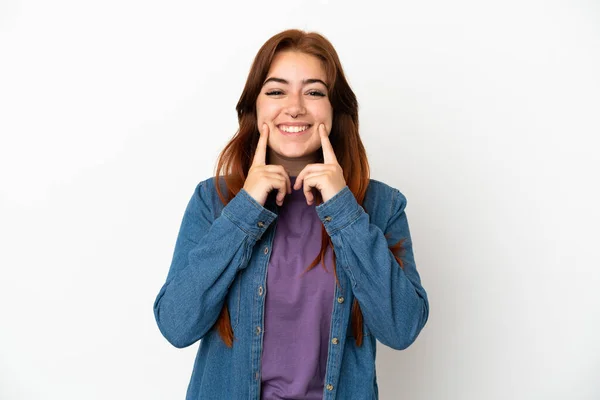 Joven Pelirroja Aislada Sobre Fondo Blanco Sonriendo Con Una Expresión —  Fotos de Stock