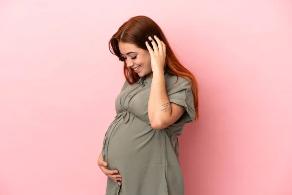 Νεαρή Κοκκινομάλλα Καυκάσια Γυναίκα Απομονωμένη Ροζ Φόντο Έγκυος Και Πλευρική — Φωτογραφία Αρχείου
