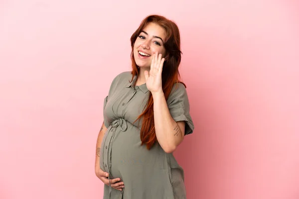 Young Redhead Caucasian Woman Isolated Pink Background Pregnant Shouting — ストック写真