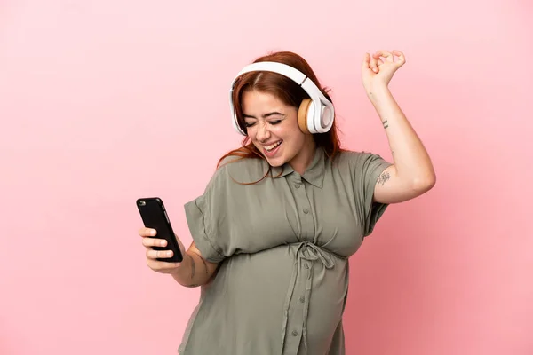 Young Redhead Caucasian Woman Isolated Pink Background Pregnant Dancing While — Stock Fotó