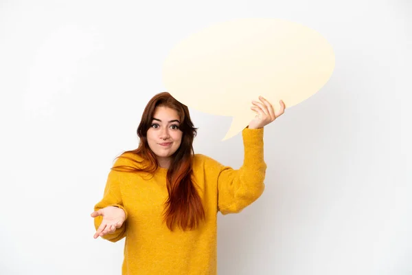 Jovem Ruiva Isolada Fundo Branco Segurando Uma Bolha Fala Vazia — Fotografia de Stock