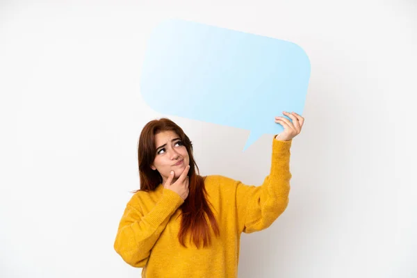 Jonge Roodharige Vrouw Geïsoleerd Witte Achtergrond Met Een Lege Spraak — Stockfoto