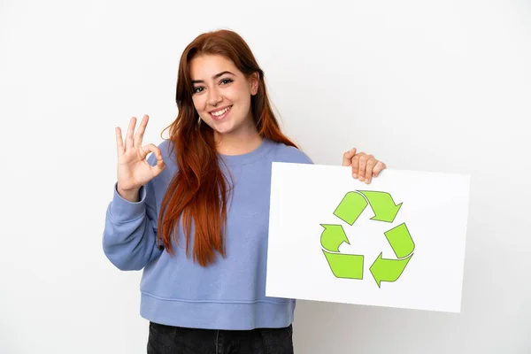 Молода Руда Жінка Ізольована Білому Тлі Тримає Плакат Значком Переробки — стокове фото