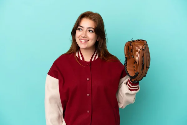 Young Redhead Woman Playing Baseball Isolated Blue Background Thinking Idea — ストック写真